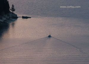 Ein kleines Fischerboot am Morgen in der Bucht von Kalami